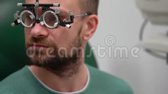 在眼科医生面前的男人眼睛检查和眼镜镜片的选择视频的预览图