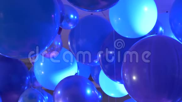生日聚会上气球的背景晚会上的蓝色气球夜店灯光下的轻音乐喜庆的晚会气氛视频的预览图