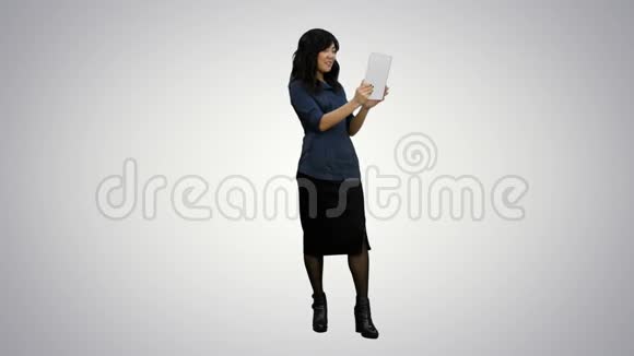 在白色背景下使用平板电脑进行视频聊天的亚洲女士视频的预览图