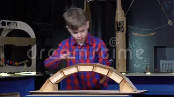 男孩建了一座桥视频的预览图