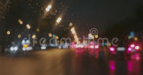 从多雨道路的汽车上模糊的视野穿过带水滴的风野视频的预览图