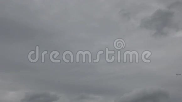 飞机在云层中飞行视频的预览图