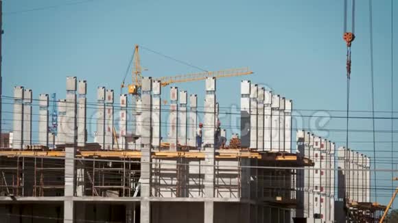 吊车及建筑施工现场顶着蓝天建筑施工采用模板视频的预览图