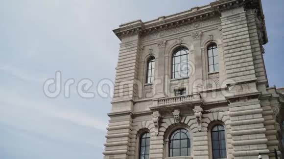 天空背景上的石头建筑行动欧洲风格的美丽的旧白石建筑视频的预览图