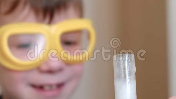 家庭化学实验化学反应随着试管中气体的释放男孩的手特写视频的预览图