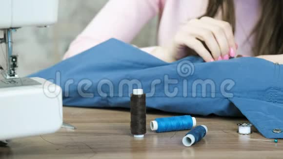 女人手缝皮革插入蓝色夹克厚织物很难刺穿针头视频的预览图