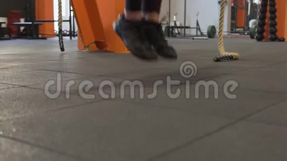 疲劳的健身妇女做跳绳锻炼喘不过气来视频的预览图