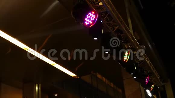 LED舞台灯在显示时闪烁视频的预览图