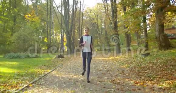 女人在阳光城市公园跑步晨曦视频的预览图