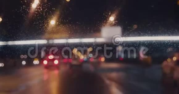 在阴雨天气下驱车前往天桥视频的预览图