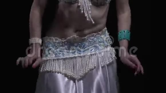 东方肚皮舞接近一个穿着白色裙子跳舞的女人视频的预览图