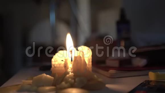 一支白色蜡烛燃烧视频的预览图