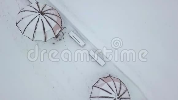 雪下太阳伞鸟瞰视频的预览图