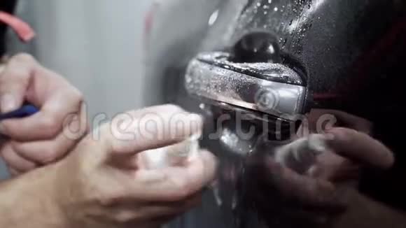 汽车手柄清洁的特写行动贵车工人专业洗车门把彻底清洗视频的预览图
