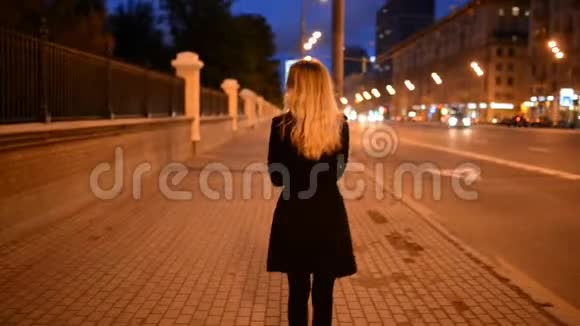 晚上在街上的年轻女子视频的预览图