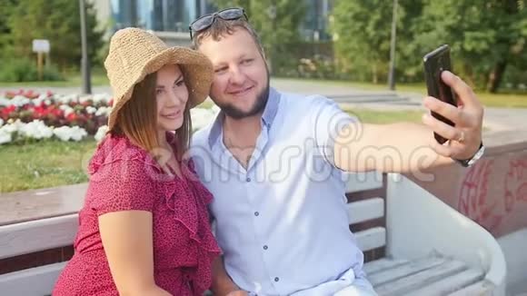 年轻夫妇在城市公园放松时拍自拍快乐的恋人想要捕捉一个愉快的时刻视频的预览图