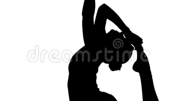 女人做伸展运动练习瑜伽运动视频的预览图