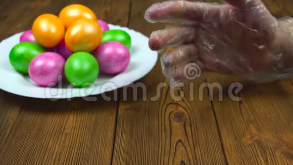 基督教的传统在复活日或帕斯卡期间用煮熟的鸡蛋着色为宗教做准备视频的预览图