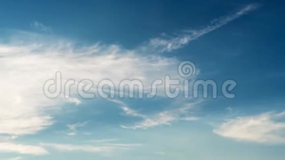 随着时间的推移4K蓝天与云彩夕阳云移离抽象的彩色背景视频的预览图