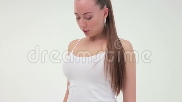 一个棕色头发的漂亮女孩穿着白色背景的内衣视频的预览图