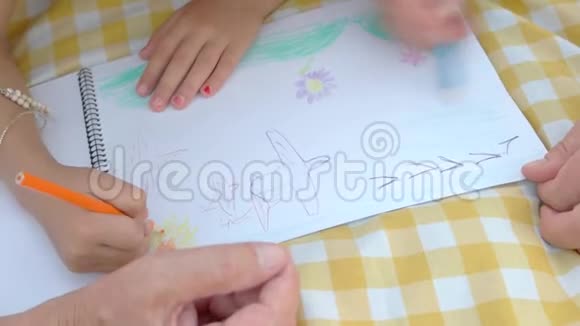 孩子和老人的手在画画视频的预览图