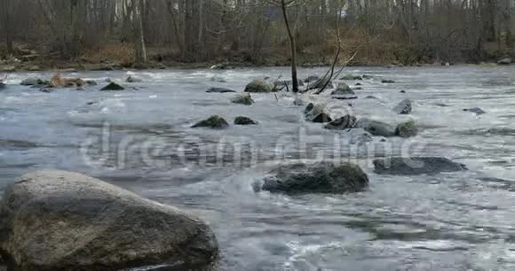 湍急的河水在石床上流淌视频的预览图