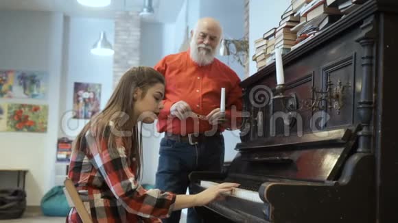 小女孩钢琴弹得不好爷爷把她放下来视频的预览图