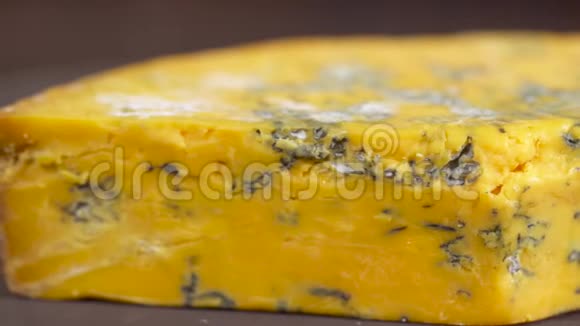 奶酪和霉菌各种类型的奶酪奶酪碎片视频的预览图