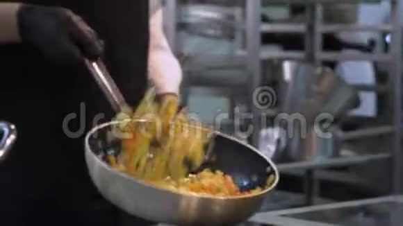 首席手在煎锅里做饭健康的生活方式饮食视频的预览图