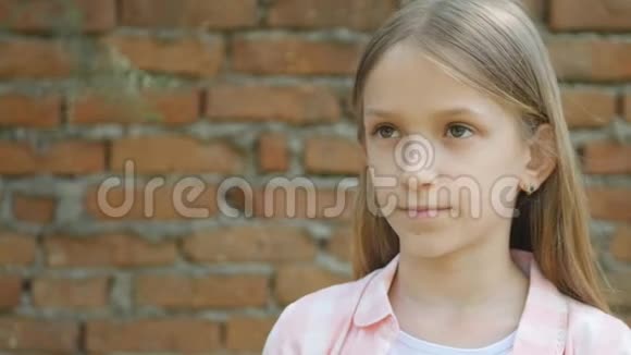 悲伤的孩子表情不快乐的女孩肖像沮丧的无聊的孩子脸视频的预览图
