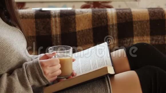 书上漂亮的手里拿着咖啡杯视频的预览图
