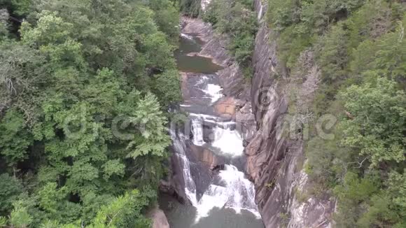 格鲁吉亚塔卢拉瀑布从第二个俯瞰LEaudOr瀑布的景色视频的预览图