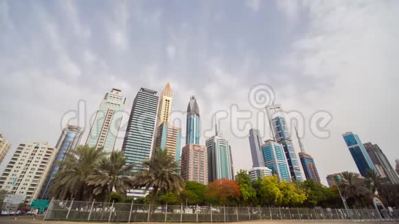 在迪拜的一个夏天摩天大楼的时间流逝天空乌云密布视频的预览图