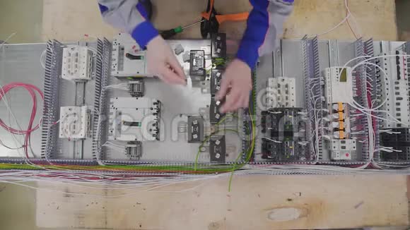 工厂电器柜组件在工厂使用手动螺丝刀视频的预览图