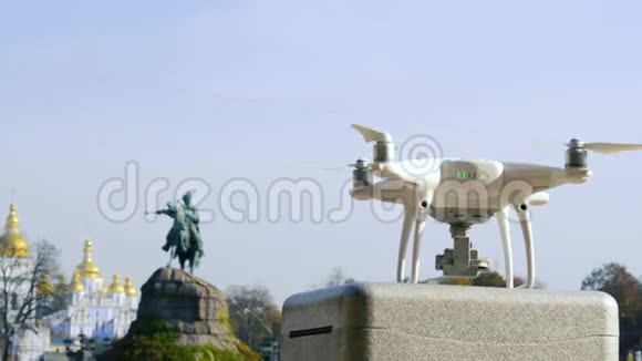无人机在纪念碑前起飞视频的预览图
