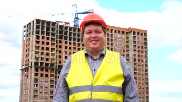 建筑工地上的男建筑工头工人或建筑师微笑着对着镜头视频的预览图