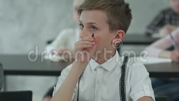 小男孩坐在桌子旁上课听讲视频的预览图