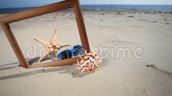 海星和海滩上的太阳全高清机动滑块视频的预览图