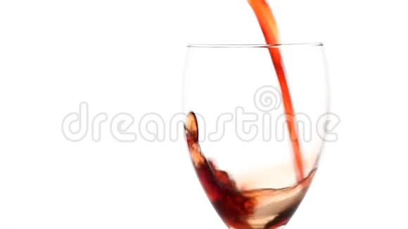 红酒倒入白葡萄酒的酒杯中视频的预览图