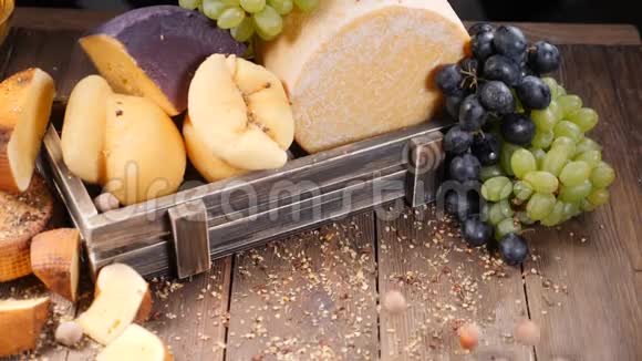 食物艺术坚果在缓慢运动放在用葡萄装饰的木箱里的各种绵羊豪华餐厅视频的预览图
