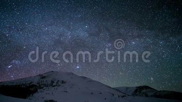 时间流逝喀尔巴阡山脉雪峰之上的银河系视频的预览图