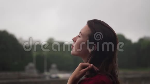 快乐性感的黑发女孩仰望大自然的雨视频的预览图