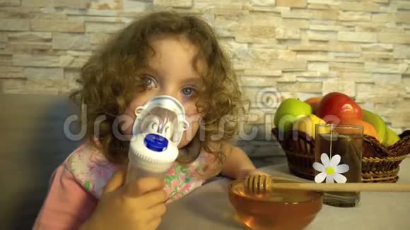 一个小女孩用喷雾器视频的预览图