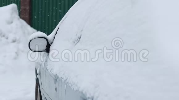 冬天正在下雪车都下雪了专注于镜子浅切深视频的预览图