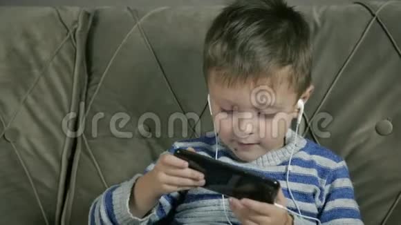 病毒性疾病有水痘的小男孩坐在沙发上打电话视频的预览图