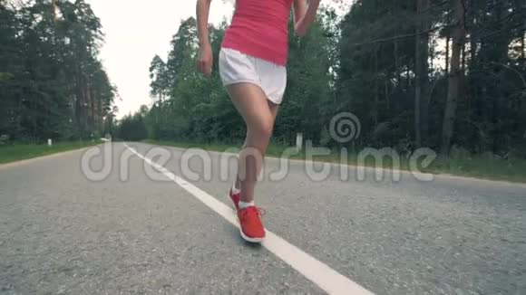 森林里一位漂亮女士的慢跑练习健康的女运动员跑步视频的预览图