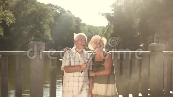 可爱的一对老年人自拍视频的预览图
