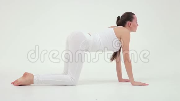 健身运动员女子穿着白色运动服表演一座运动桥抬起一条腿视频的预览图