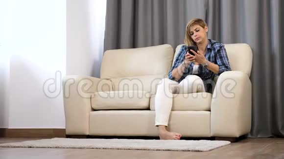 女儿穿过她坐在沙发上的母亲视频的预览图