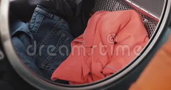 女性手拿走洗衣服自助公共洗衣店视频的预览图